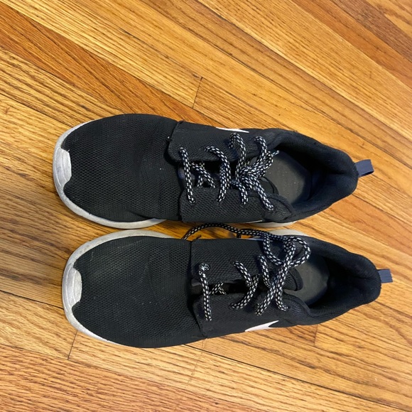 Nike Roshe Run shoes - Picture 2 of 4